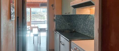 ثلاجة، ميكروويف، فرن، غسالة أطباق