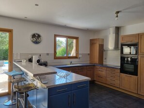 ثل�اجة، ميكروويف، فرن، موقد طهي مسطح