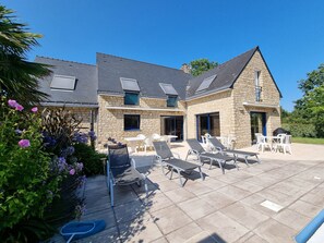 تناول الطعام بالخارج