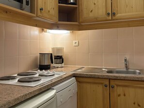 Kjøleskap, mikrobølgeovn og oppvaskmaskin