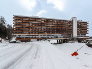 Ein mehrstöckiges Hotel mit modernem Design, das durch eine auffällige vertikale Beschilderung an der rechten Seite gekennzeichnet ist.
