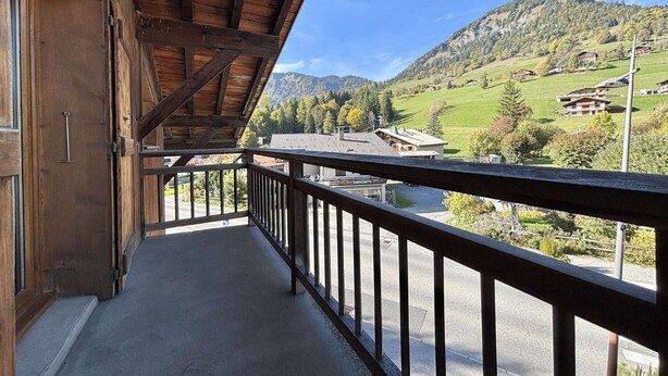 A balcony with a view of a mountainous landscape and a clear sky. - 3-room apartment in Praz-Sur-Arly, 6 people, parking, near slopes (Praz-sur-Arly)