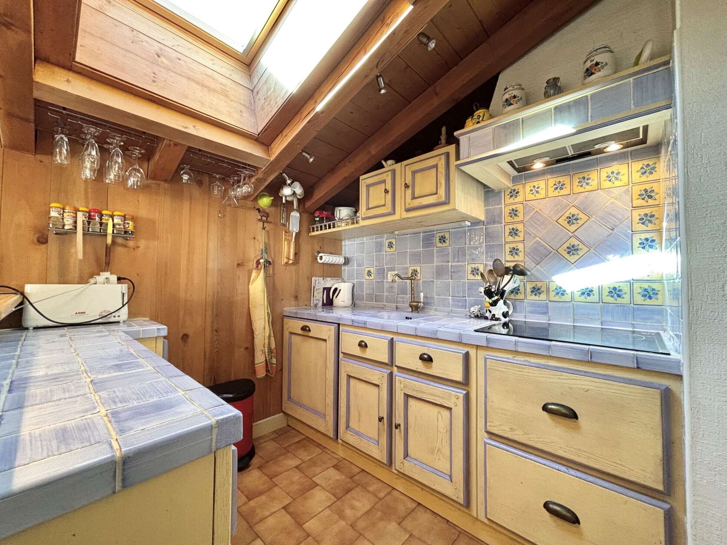 Frigorifero, microonde, piano cottura, lavastoviglie