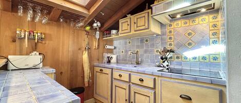 Jääkaappi, mikroaaltouuni, liesi, astianpesukone