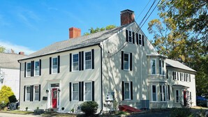 Exterior - Liz Room in downtown Exeter next to PEA (Exeter)