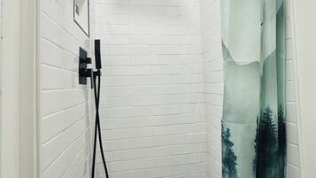 Haartrockner, Handtücher, Seife, Toilettenpapier