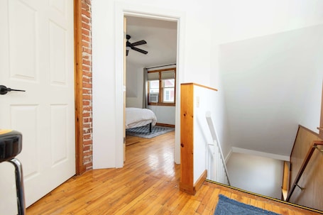 2 bedrooms, iron/ironing board, travel cot, WiFi. Entire 2 Bdrm house, 5 mins from NWMC and DwnTwn