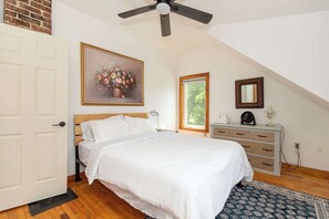 2 bedrooms, iron/ironing board, travel cot, WiFi