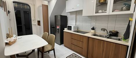Réfrigérateur, micro-ondes, plaque de cuisson, bouilloire électrique