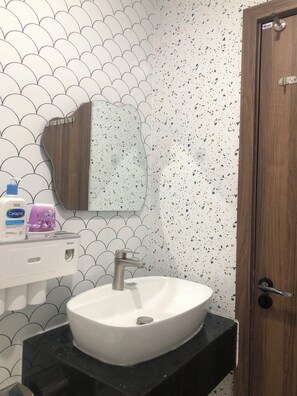 Shower, hair dryer, bidet, towels