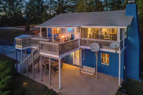 Pet-friendly with beautiful views and hot tub! Welcome to Traces of Heaven!