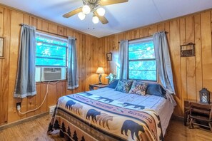 4 bedrooms, iron/ironing board, travel cot, free WiFi - Enjoy spring in the mountains of Franklin, NC! Welcome to Traces of Heaven. (Franklin)