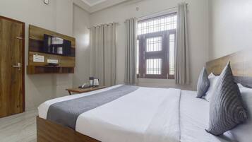 Deluxe Double Room, Balcony, Garden View | Soundproofing, iron/ironing board (on request), free WiFi