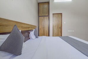 豪華雙人房, 陽台, 花園景觀 | 隔音、熨斗/熨衣板、免費無線上網