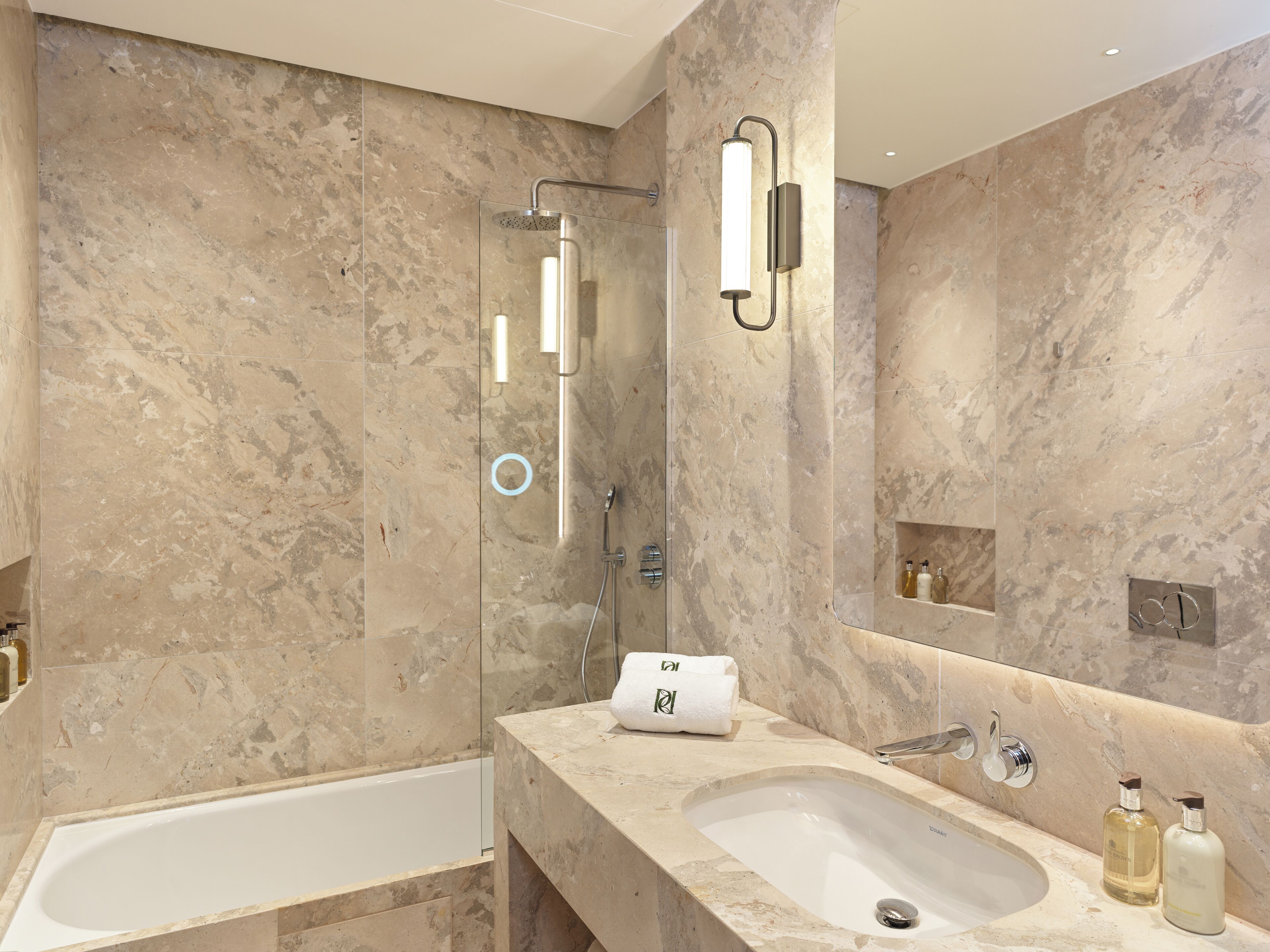 Suite Premier, balcón, vistas a la montaña | Baño | Artículos de higiene personal de diseño, secador de pelo y zapatillas