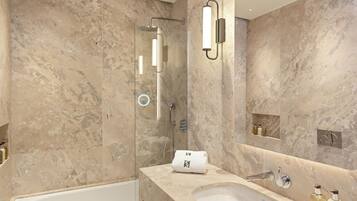 Suite Premier, balcón, vistas a la montaña | Baño | Artículos de higiene personal de diseño, secador de pelo y zapatillas