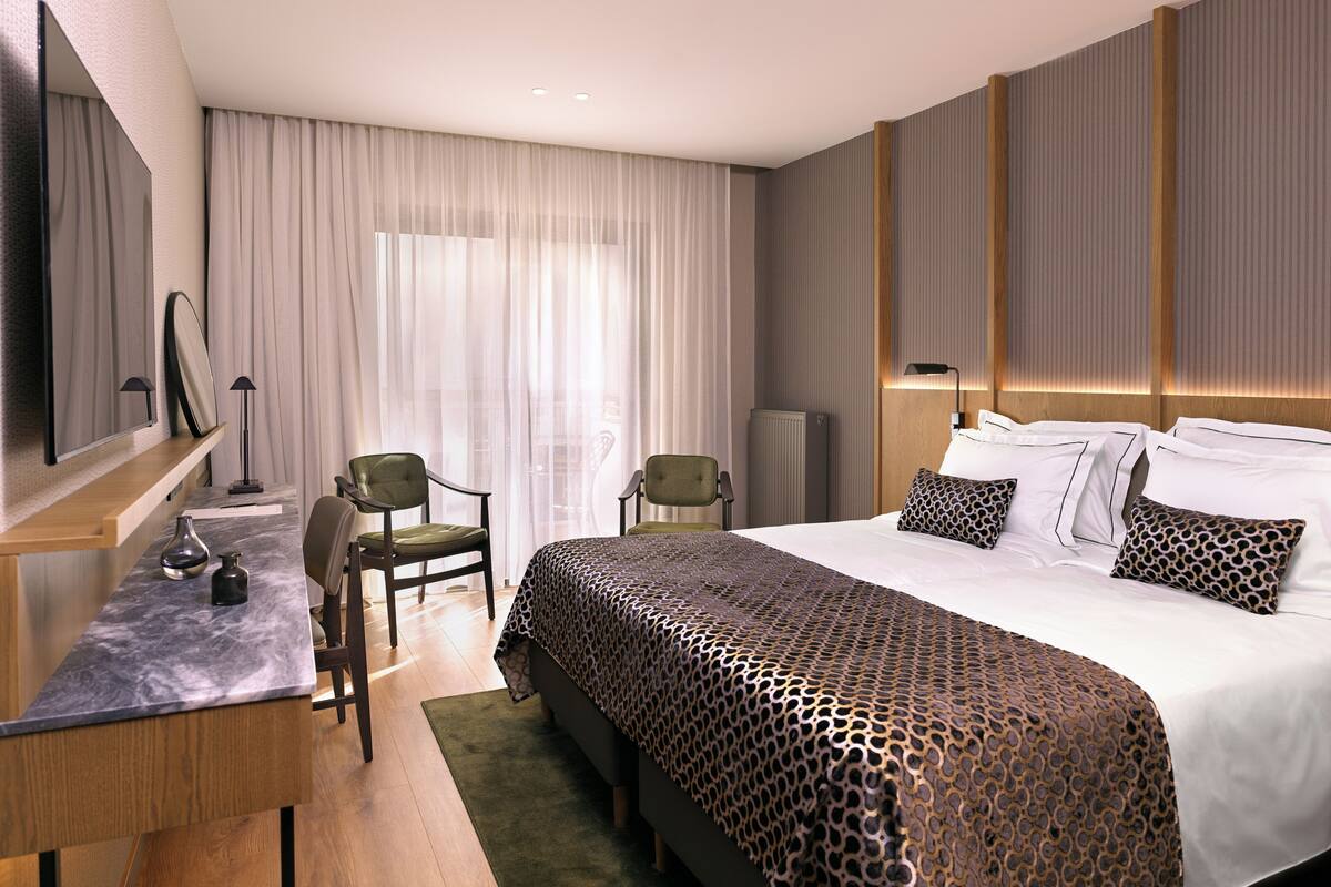 Superior Double or Twin Room, Balcony, Pool View | Peti besi dalam bilik, meja, ruang kerja komputer riba, kalis bunyi