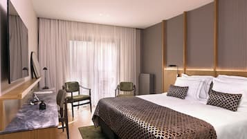 خزنة داخل الغرفة ومكتب ومساحة عمل للكمبيوتر المحمول وتجهيزات عازلة للصوت