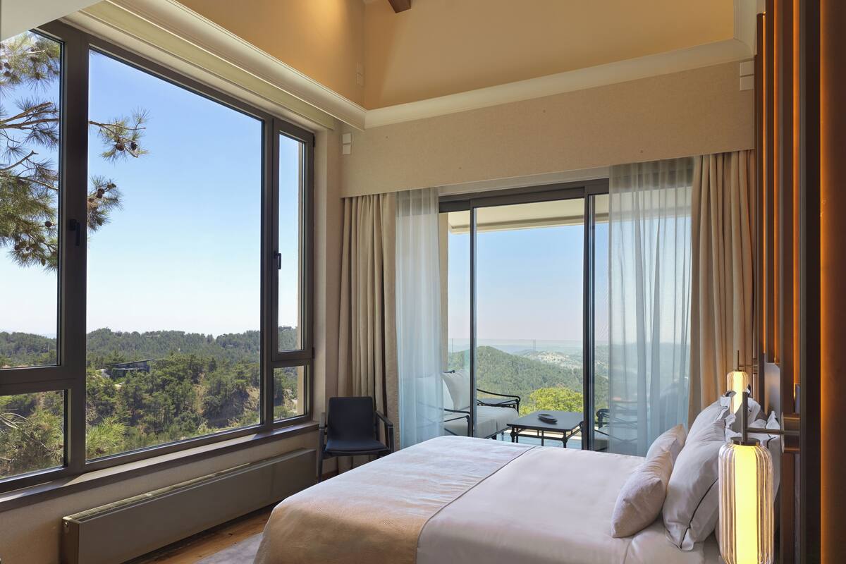 Premier Suite, Balcony, Mountain View | Peti besi dalam bilik, meja, ruang kerja komputer riba, kalis bunyi