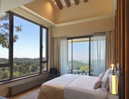 Suite Premier, balcón, vistas a la montaña | Caja fuerte, escritorio, espacio para trabajar con un portátil