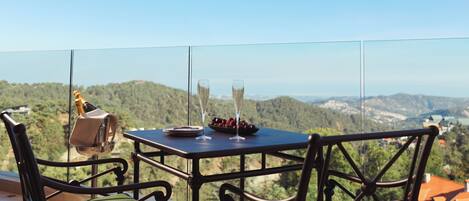 Suíte premier, sacada, vista para a montanha | Cofres nos quartos, escrivaninha, espaço de trabalho para notebook