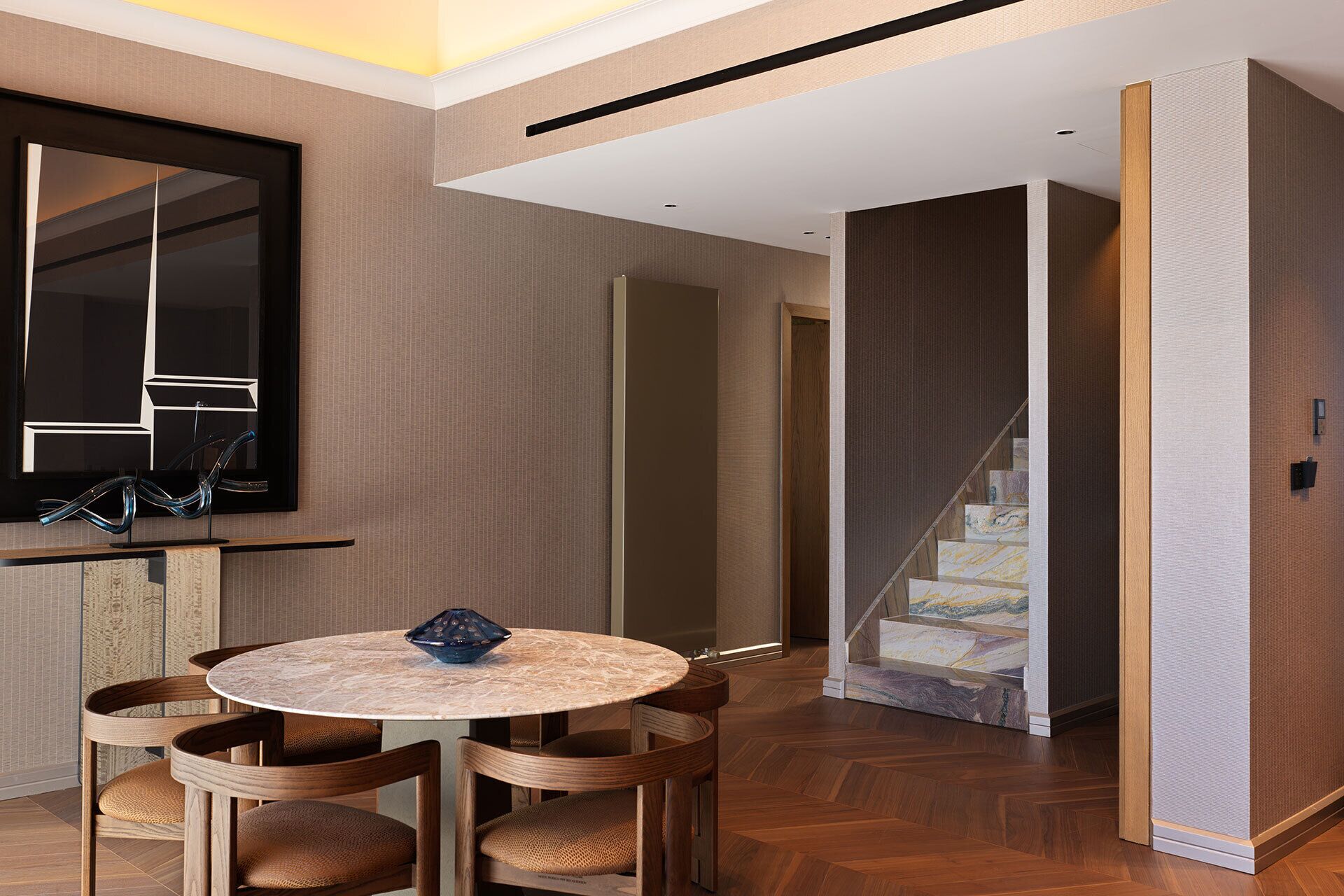 خزنة داخل الغرفة ومكتب ومساحة عمل للكمبيوتر المحمول وتجهيزات عازلة للصوت