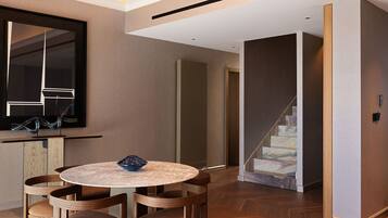 Presidentiële suite, balkon, uitzicht op zwembad | Een kluis op de kamer, een bureau, een laptopwerkplek