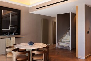 ห้องเพรสซิเดนเชียลสวีท, ระเบียง, วิวสระว่ายน้ำ | ตู้นิรภัยในห้องพัก, โต๊ะทำงาน, พื้นที่ทำงานแบบใช้แล็ปท็อป, ห้องเก็บเสียง