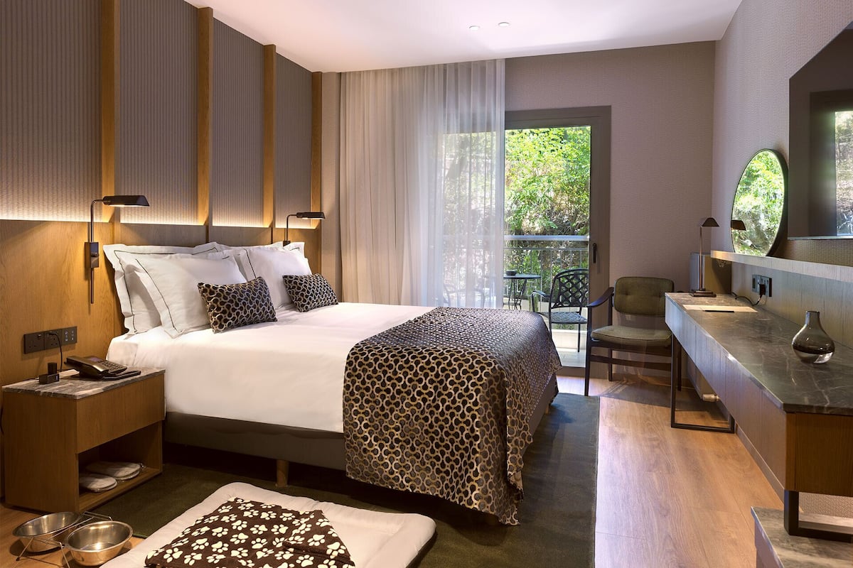 Superior Double or Twin Room, Balcony, Mountain View | Peti besi dalam bilik, meja, ruang kerja komputer riba, kalis bunyi