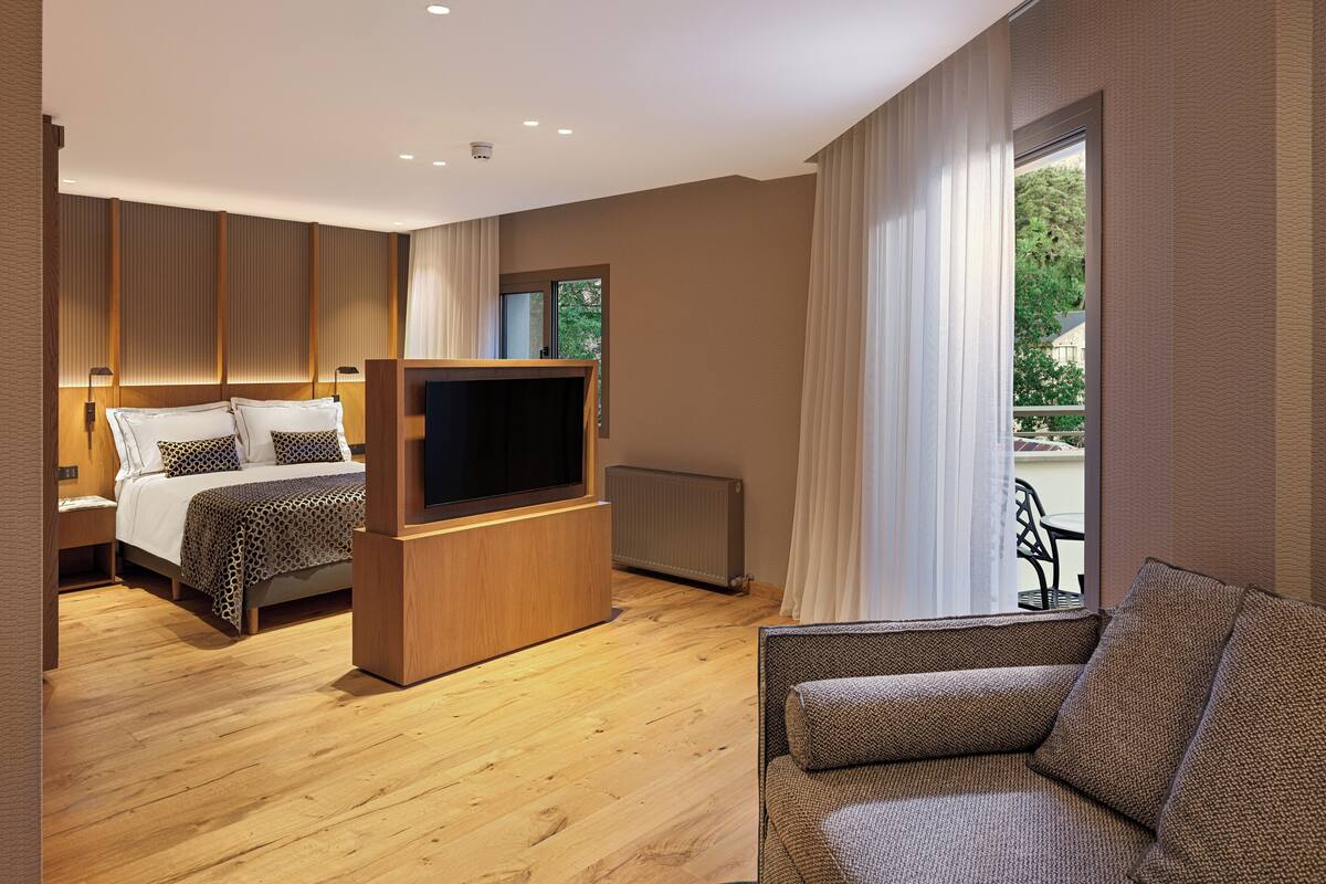 Superior Double Room, Balcony, Courtyard View | Peti besi dalam bilik, meja, ruang kerja komputer riba, kalis bunyi