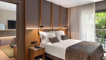 Chambre Quadruple Familiale, balcon, vue montagne | Coffres-forts dans les chambres, bureau
