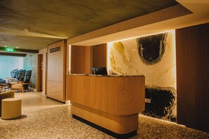 Couples treatment rooms, sauna, hot tub, steam room, hot springs