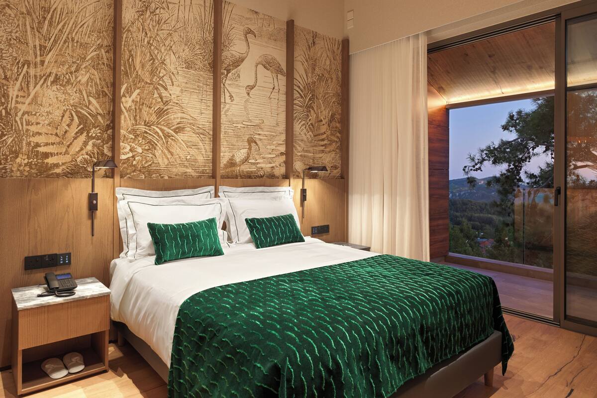 Junior Suite, Balcony, Pool View | Peti besi dalam bilik, meja, ruang kerja komputer riba, kalis bunyi