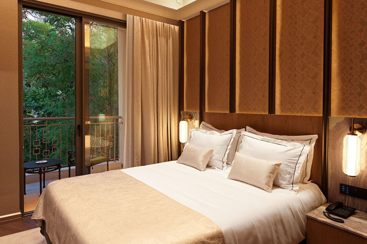 Presidential Suite, Balcony, Pool View | Peti besi dalam bilik, meja, ruang kerja komputer riba, kalis bunyi