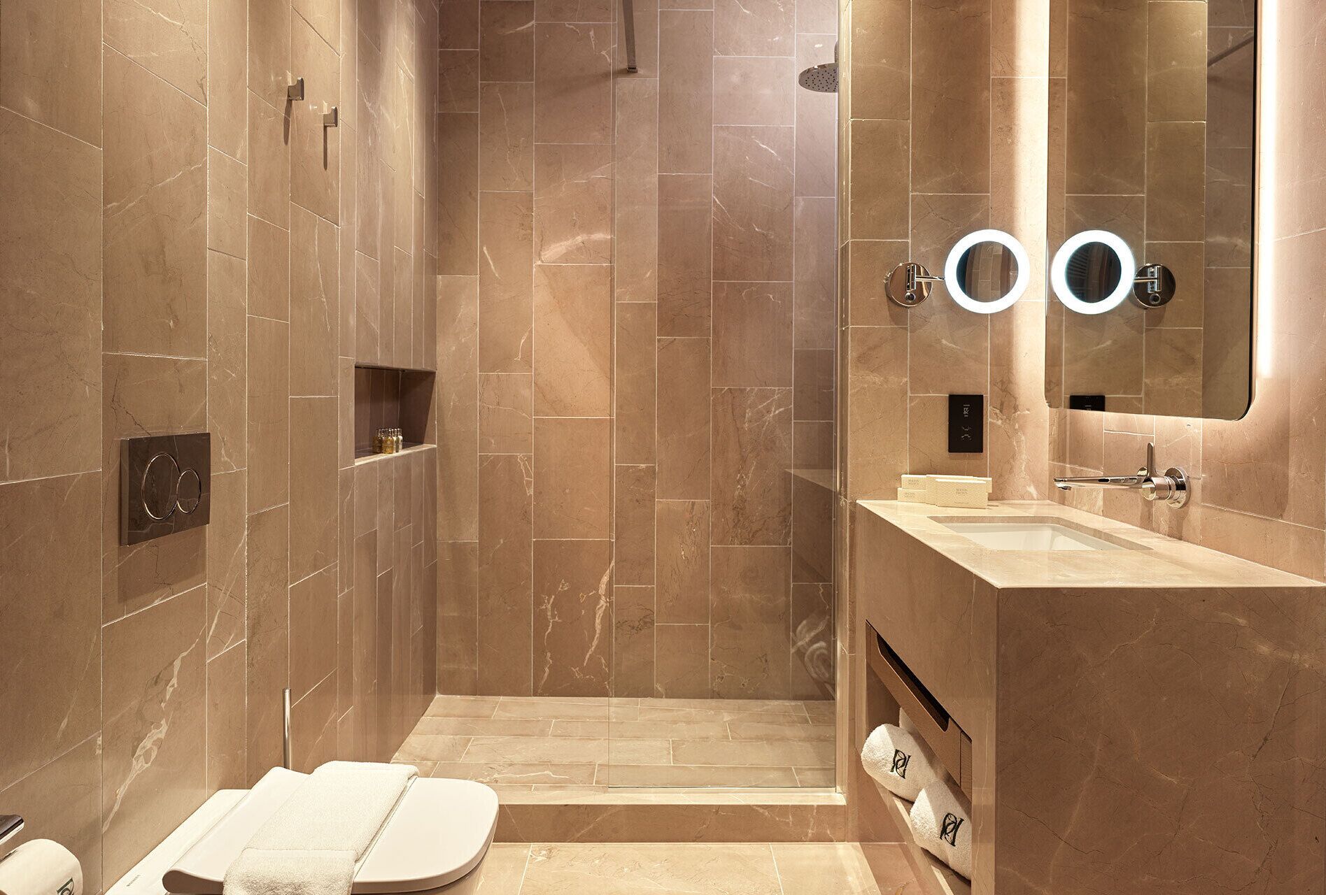 Designer toiletartikelen, een haardroger, pantoffels, zeep