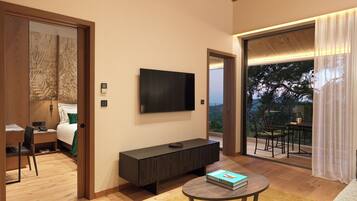 Junior Suite, Balcony, Pool View | Peti besi dalam bilik, meja, ruang kerja komputer riba, kalis bunyi