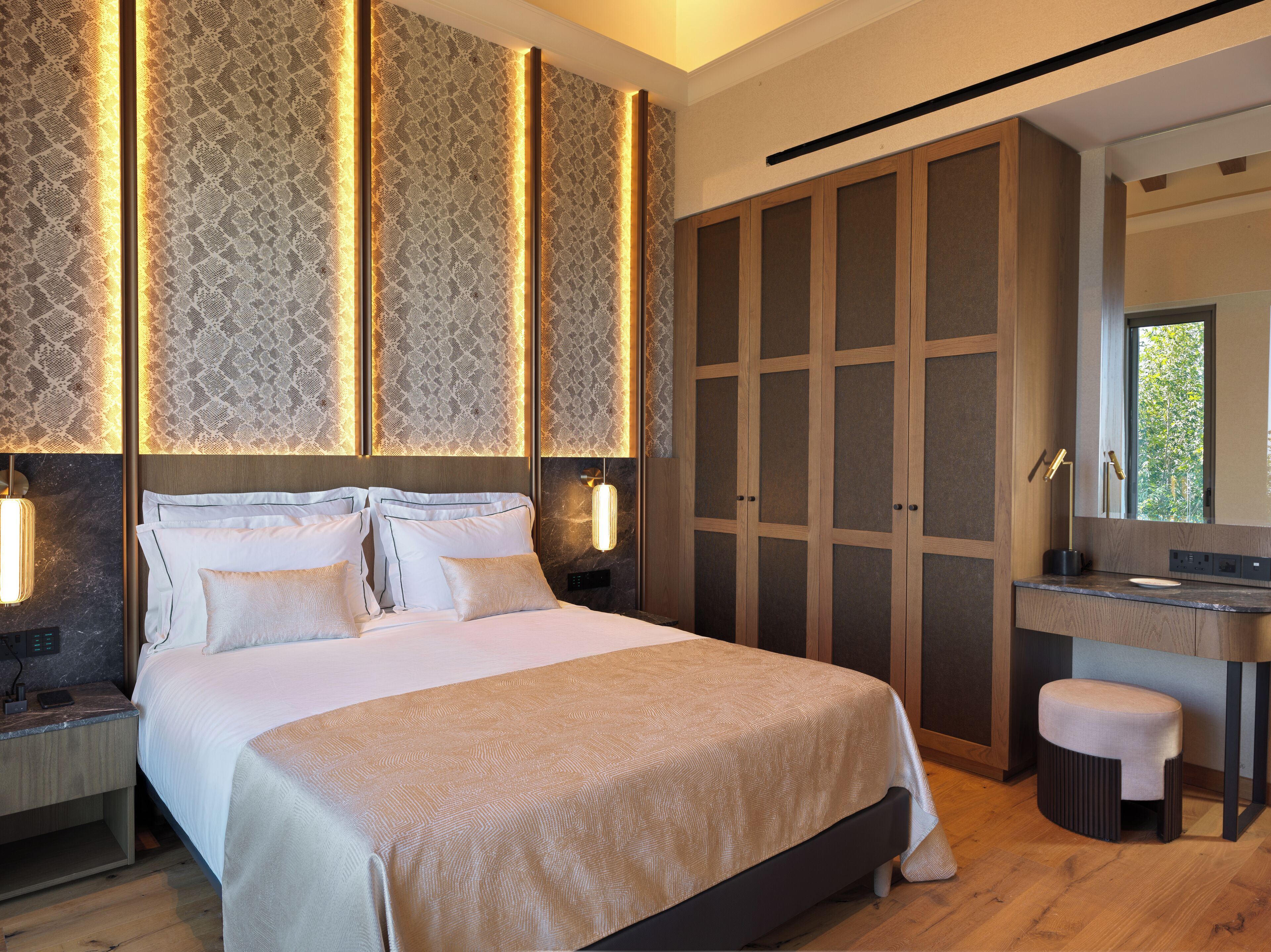 Junior Suite Scenic View | In-room safe, desk, laptop workspace, soundproofing