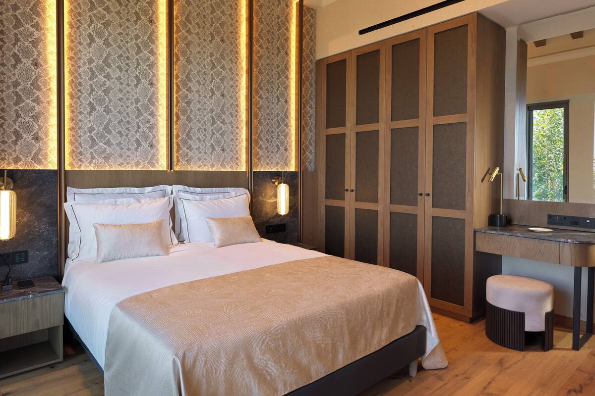 Junior Suite, Balcony, Mountain View | Peti besi dalam bilik, meja, ruang kerja komputer riba, kalis bunyi