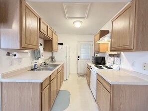 Mikrobølgeovn, ovn, oppvaskmaskin og kjøkkenutstyr