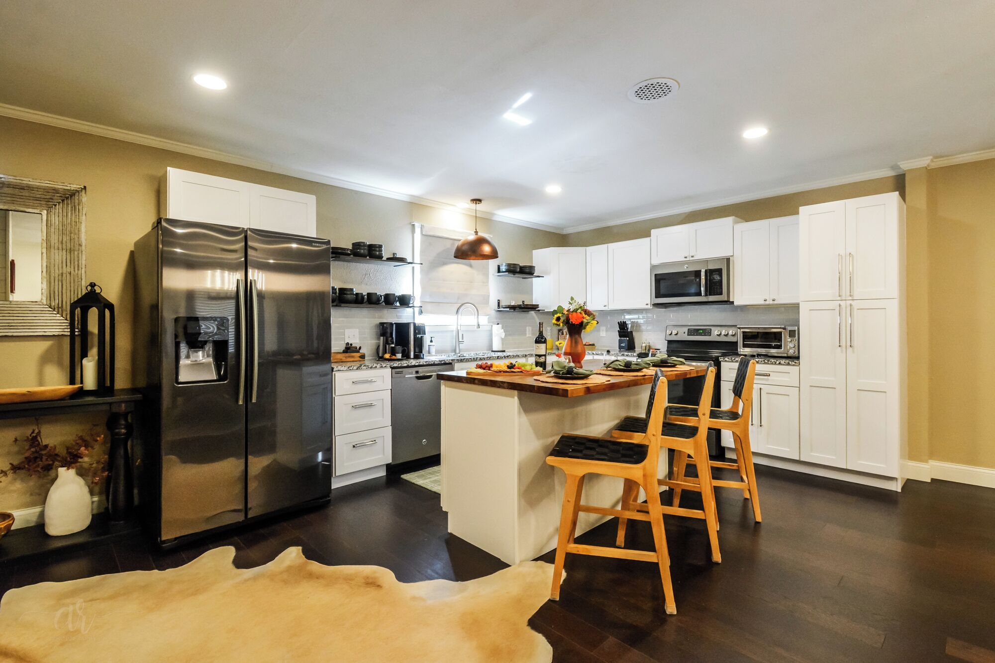 Frigorífico, microondas, horno y placa de cocina