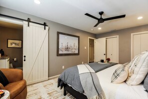 3 bedrooms, desk, iron/ironing board, free WiFi - Howdy Y’all Ranch | Luxe Western Retreat (Abilene)