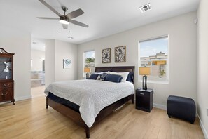 Strykejern/-brett, internettilgang og sengetøy