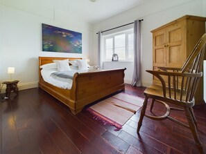 7 bedrooms, iron/ironing board, WiFi, bed sheets