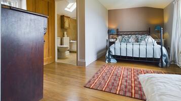 7 bedrooms, iron/ironing board, WiFi, bed sheets