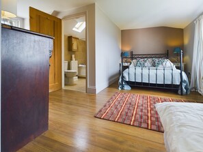 7 عدّة غرف نوم ومكواة/لوح كي وواي فاي وملاءات أسرّة