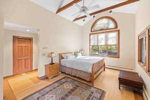 5 bedrooms, WiFi, bed sheets