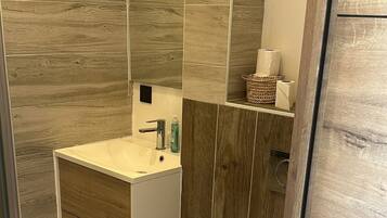 Een douche, een haardroger, handdoeken, zeep