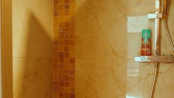 Een douche, een haardroger, handdoeken, zeep