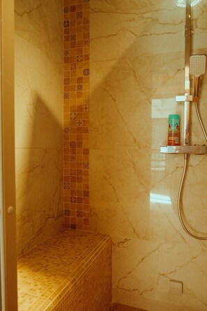 Een douche, een haardroger, handdoeken, zeep