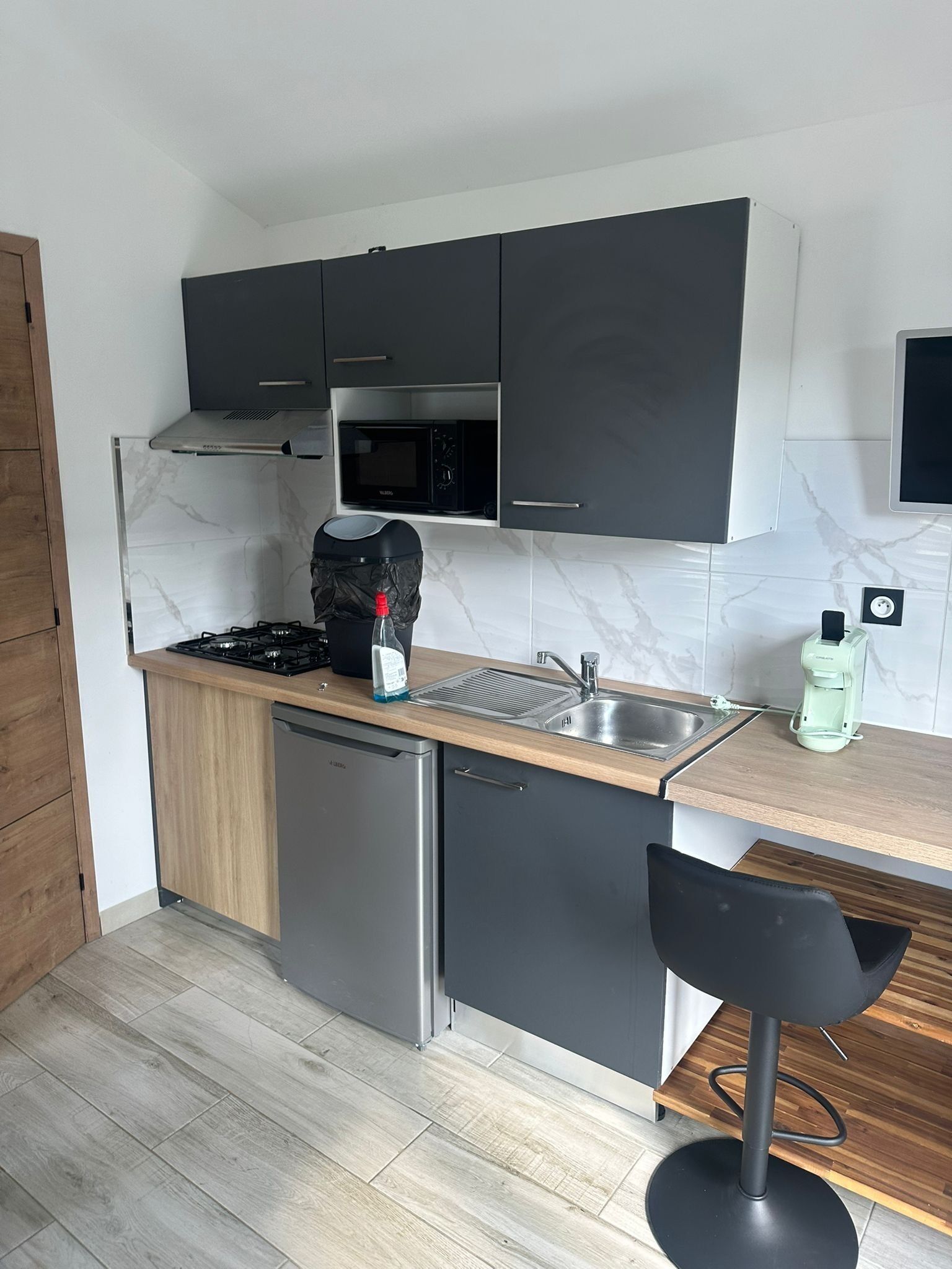 Jääkaappi, mikroaaltouuni, liesi, kahvin-/teenkeitin